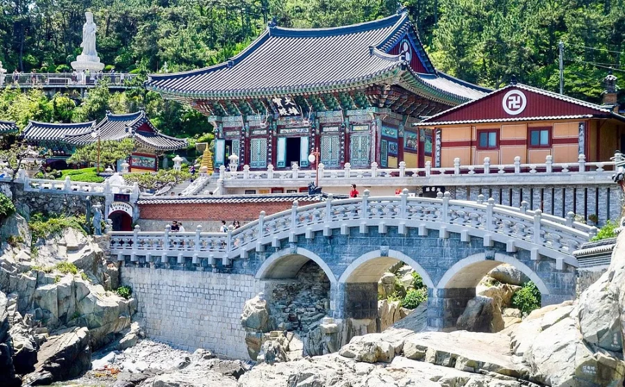 Templo Haedong Yonggungsa de Busan, junto al mar
