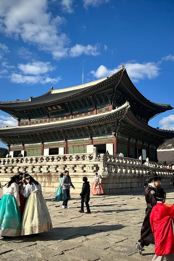 Palacio Gyeongbokgung de Seúl con visitantes vestidos de hanbok