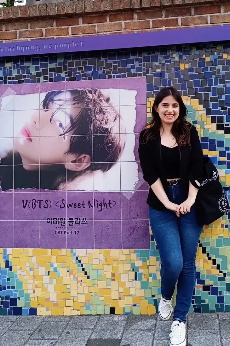 Mural dedicado a V de BTS en una calle de Corea