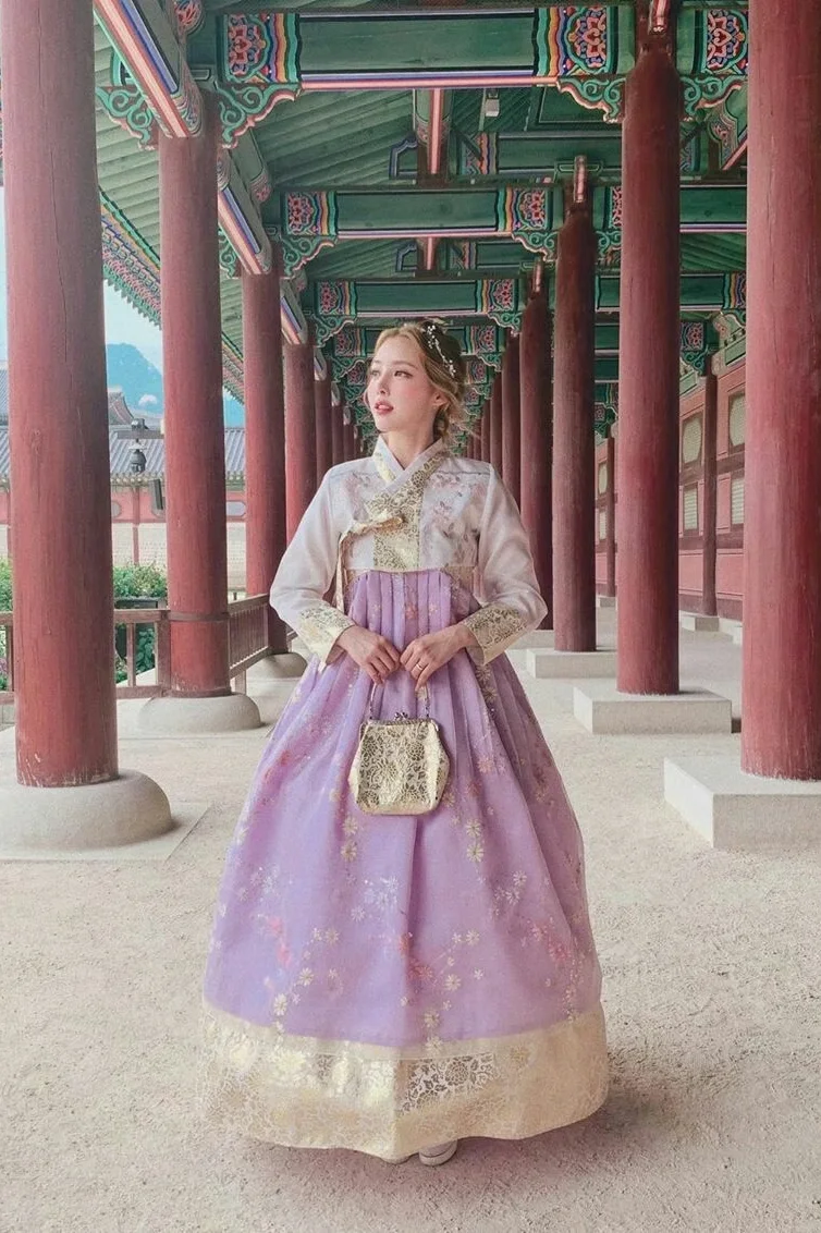 Mujer con hanbok morado en el palacio Gyeongbokgung de Seúl