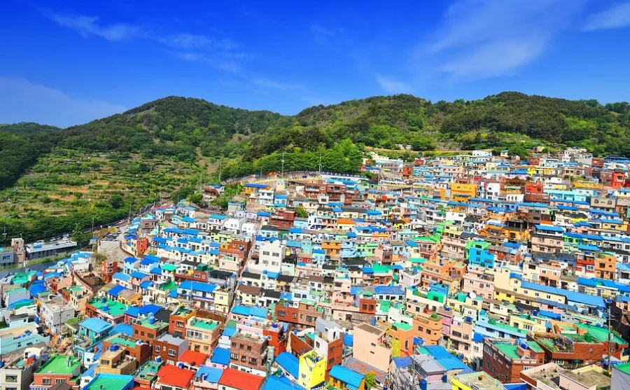 Aldea Cultural de Gamcheon en Busan, con casas de colores sobre la ladera
