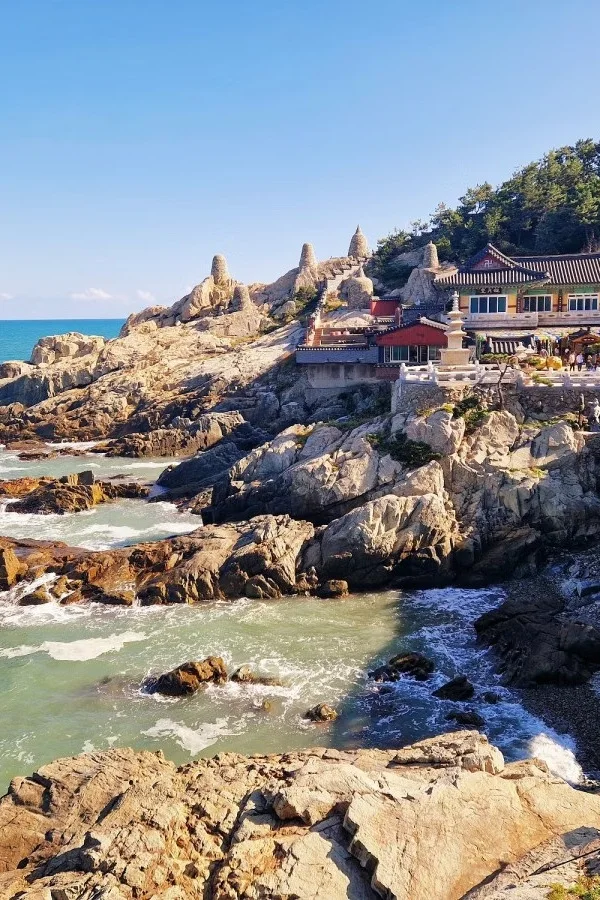 Templo Haedong Yonggungsa de Busán, sobre los acantilados junto al mar