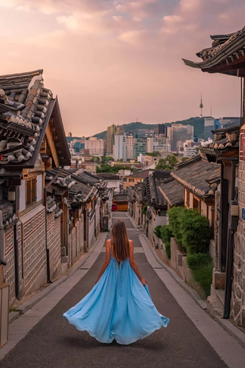 Mujer paseando por la aldea hanok de Bukchon en Seúl al atardecer