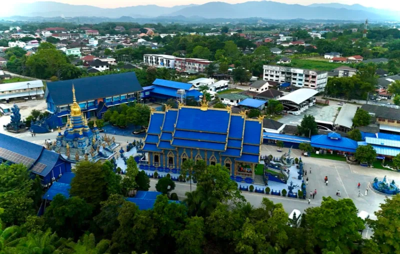 Vista aérea del Templo Azul de Chiang Rai, con techos azules y detalles dorados