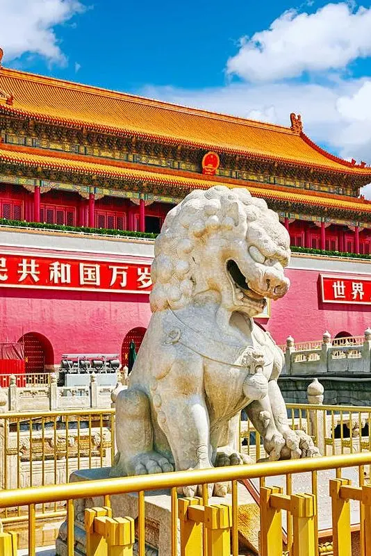 Puerta de Tiananmen en Pekín, con un león imperial de piedra en primer plano